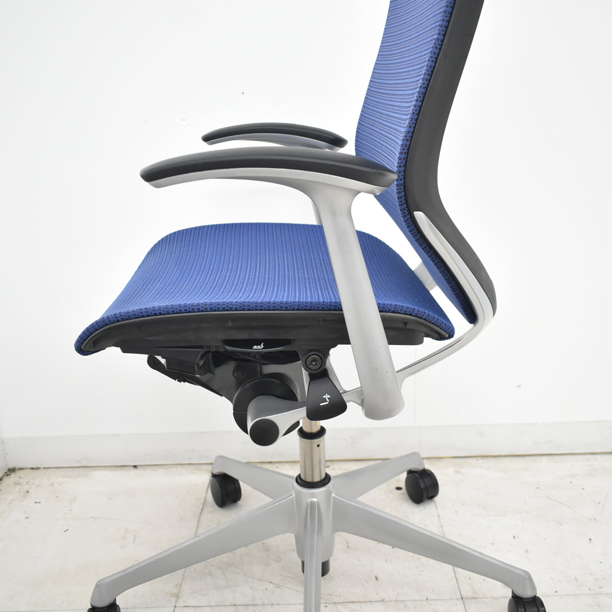 【中古】オカムラ　バロン　ローバック　固定肘　シルバー脚　ミディアムブルー　2026072204【中古オフィス家具】