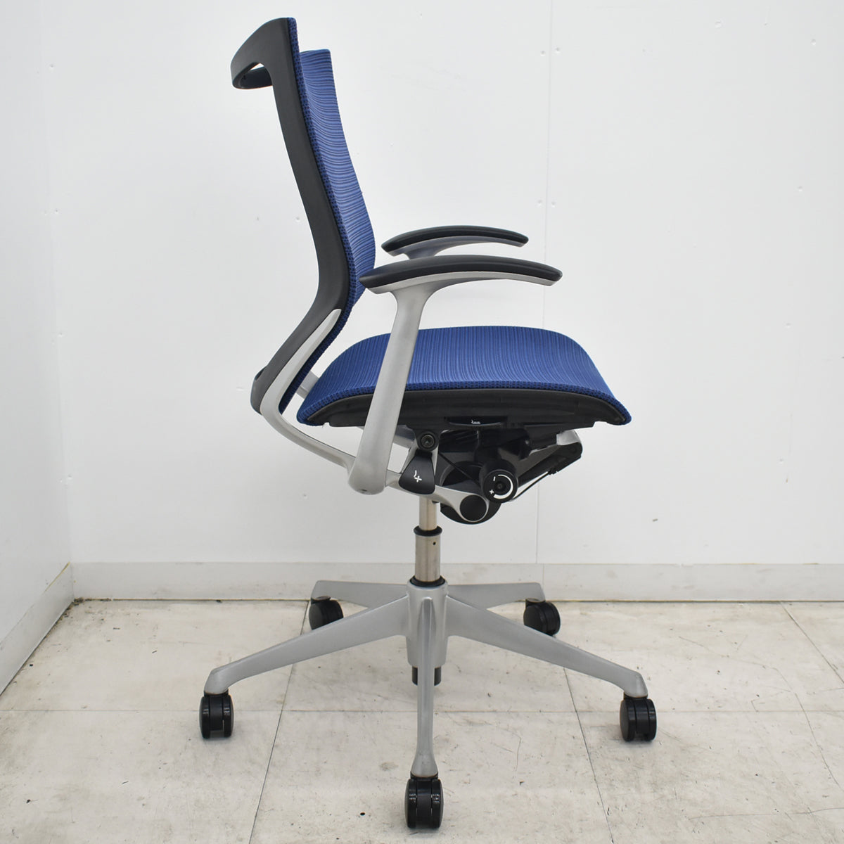 【中古】オカムラ　バロン　ローバック　固定肘　シルバー脚　ミディアムブルー　2026072204【中古オフィス家具】