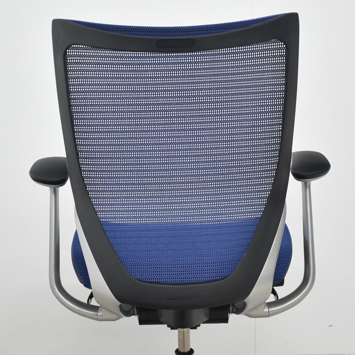 【中古】オカムラ　バロン　ローバック　固定肘　シルバー脚　ミディアムブルー　2026072204【中古オフィス家具】