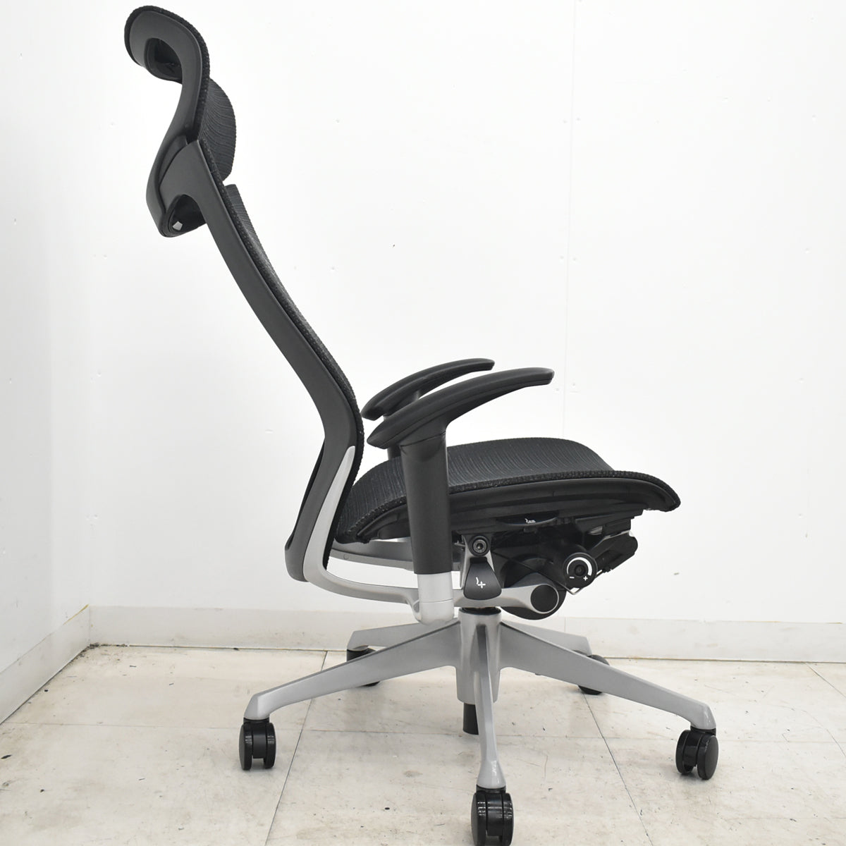 【中古】オカムラ　バロン　エクストラハイバック　可動肘　固定ヘッドレスト　シルバー脚　ブラック　2026072205【中古オフィス家具】