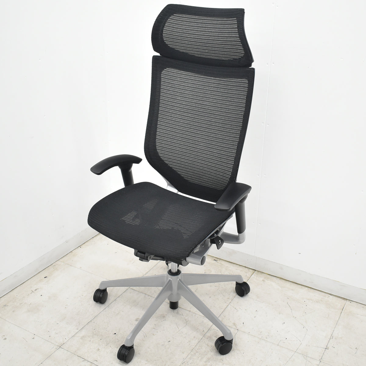【中古】オカムラ　バロン　エクストラハイバック　可動肘　固定ヘッドレスト　シルバー脚　ブラック　2026072205【中古オフィス家具】