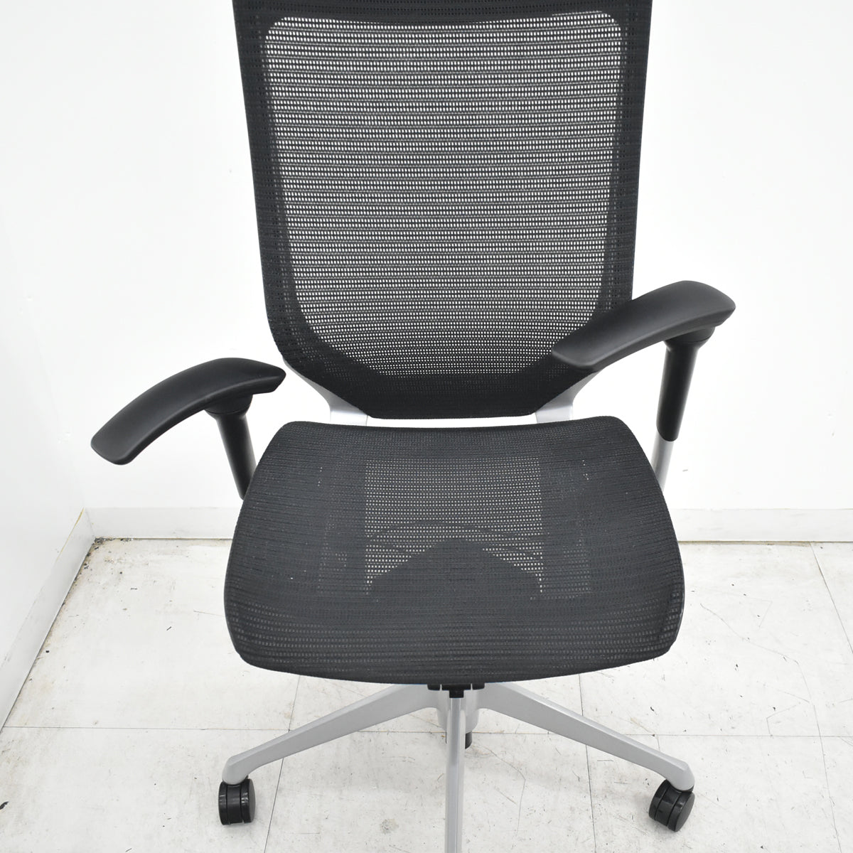 【中古】オカムラ　バロン　エクストラハイバック　可動肘　固定ヘッドレスト　シルバー脚　ブラック　2026072205【中古オフィス家具】