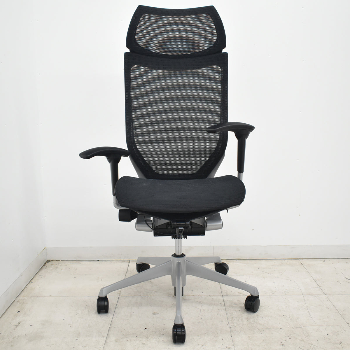 【中古】オカムラ　バロン　エクストラハイバック　可動肘　固定ヘッドレスト　シルバー脚　ブラック　2026072205【中古オフィス家具】