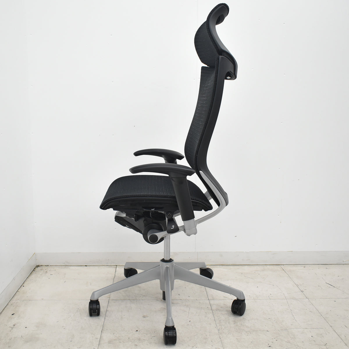 【中古】オカムラ　バロン　エクストラハイバック　可動肘　固定ヘッドレスト　シルバー脚　ブラック　2026072205【中古オフィス家具】