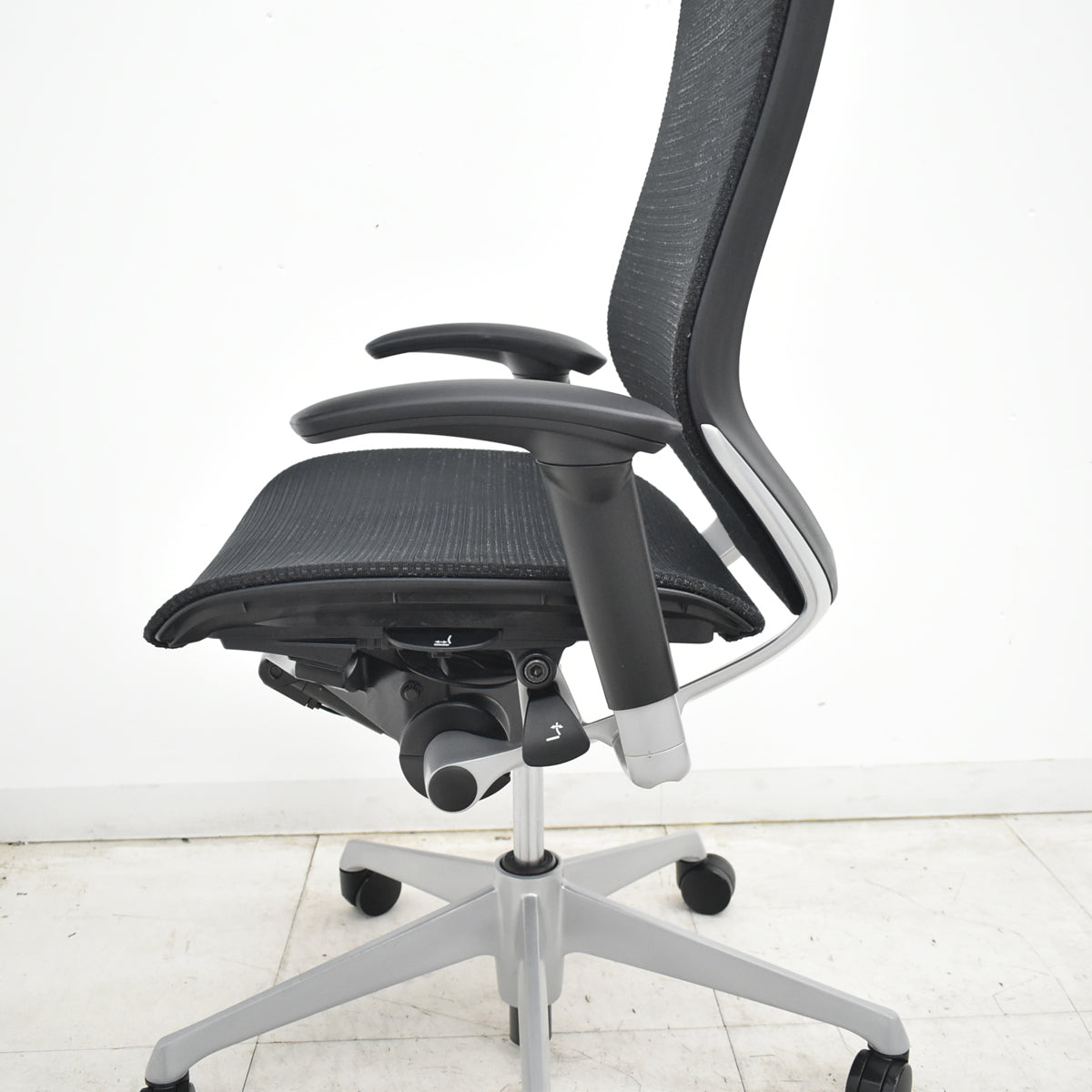【中古】オカムラ　バロン　エクストラハイバック　可動肘　固定ヘッドレスト　シルバー脚　ブラック　2026072205【中古オフィス家具】