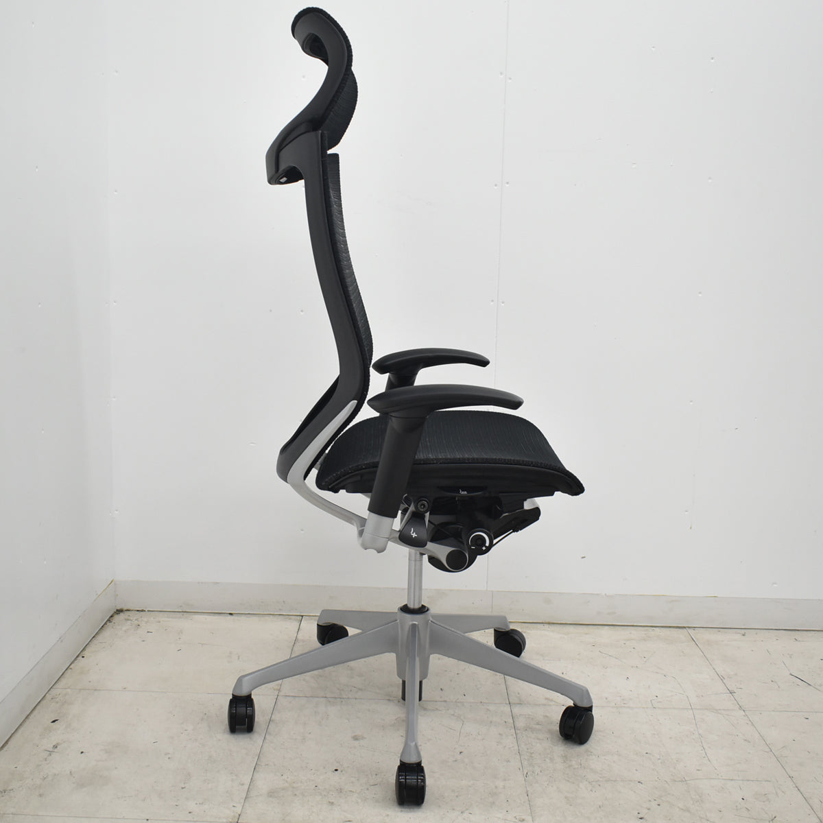 【中古】オカムラ　バロン　エクストラハイバック　可動肘　固定ヘッドレスト　シルバー脚　ブラック　2026072205【中古オフィス家具】