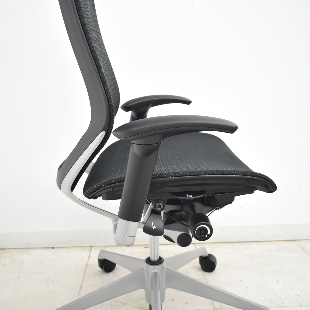 【中古】オカムラ　バロン　エクストラハイバック　可動肘　固定ヘッドレスト　シルバー脚　ブラック　2026072205【中古オフィス家具】