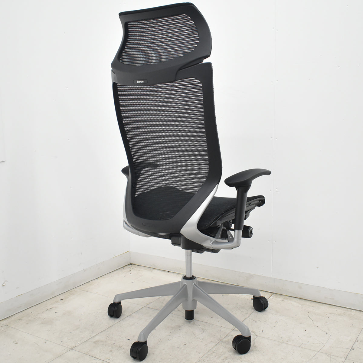 【中古】オカムラ　バロン　エクストラハイバック　可動肘　固定ヘッドレスト　シルバー脚　ブラック　2026072205【中古オフィス家具】