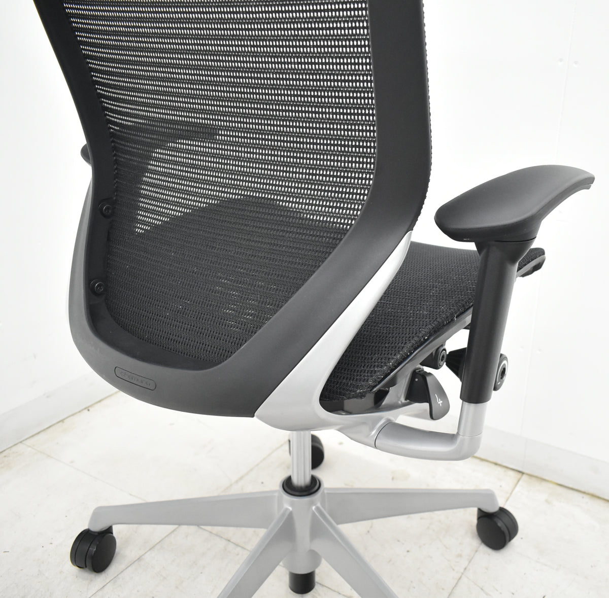 【中古】オカムラ　バロン　エクストラハイバック　可動肘　固定ヘッドレスト　シルバー脚　ブラック　2026072205【中古オフィス家具】