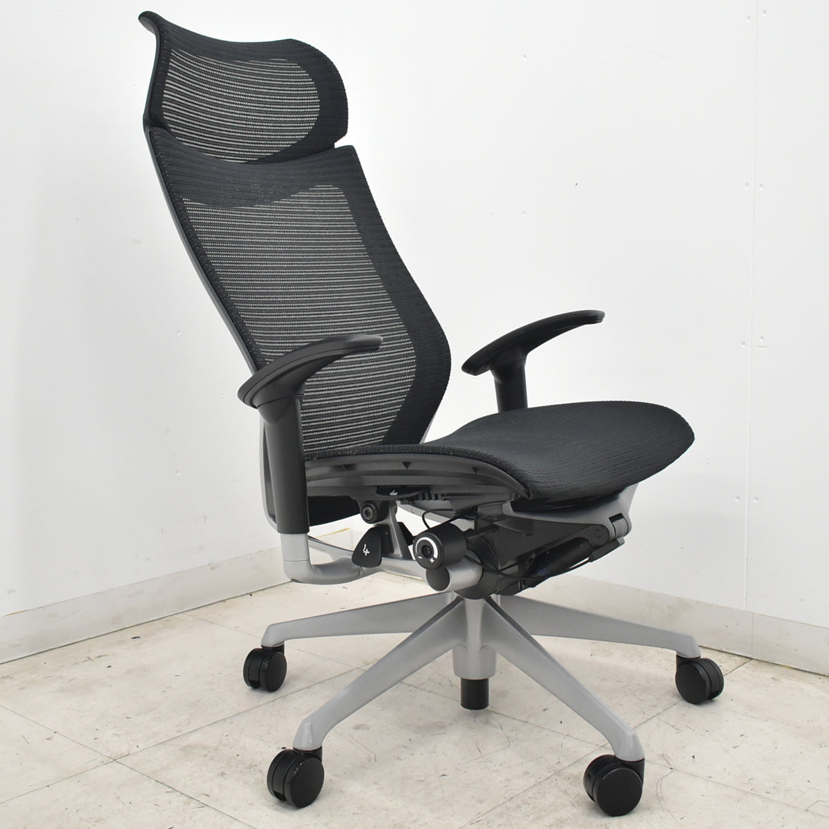 【中古】オカムラ　バロン　エクストラハイバック　可動肘　固定ヘッドレスト　シルバー脚　ブラック　2026072205【中古オフィス家具】