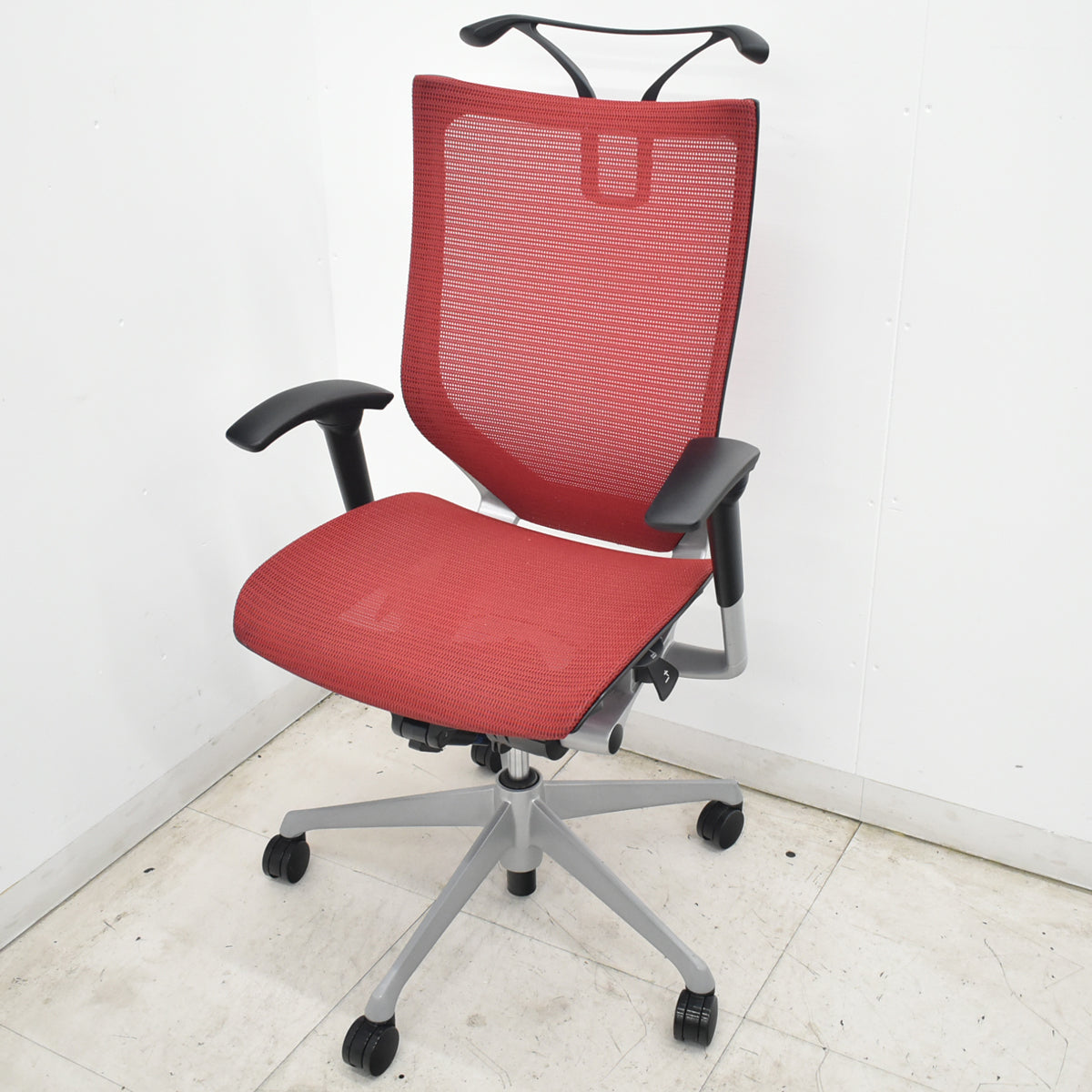 【中古】オカムラ　バロン　ハイバック　可動肘　ハンガー　シルバー脚　レッド 　2026072206【中古オフィス家具】