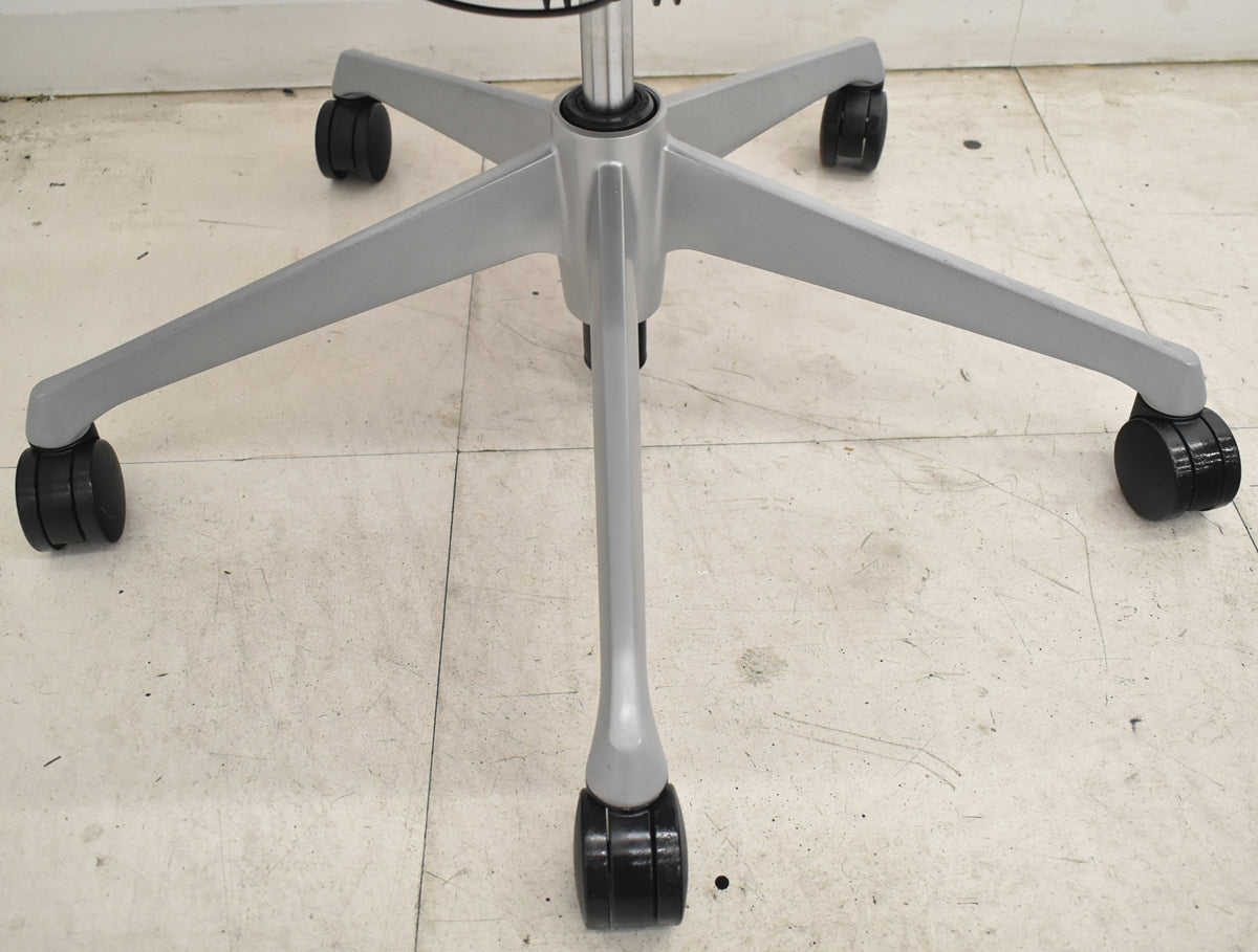【中古】オカムラ　バロン　ハイバック　可動肘　ハンガー　シルバー脚　レッド 　2026072206【中古オフィス家具】