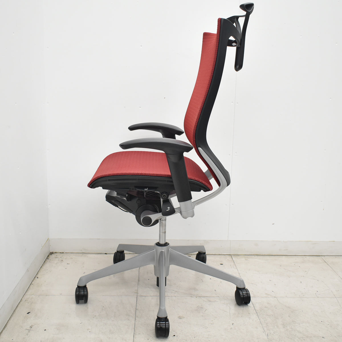 【中古】オカムラ　バロン　ハイバック　可動肘　ハンガー　シルバー脚　レッド 　2026072206【中古オフィス家具】