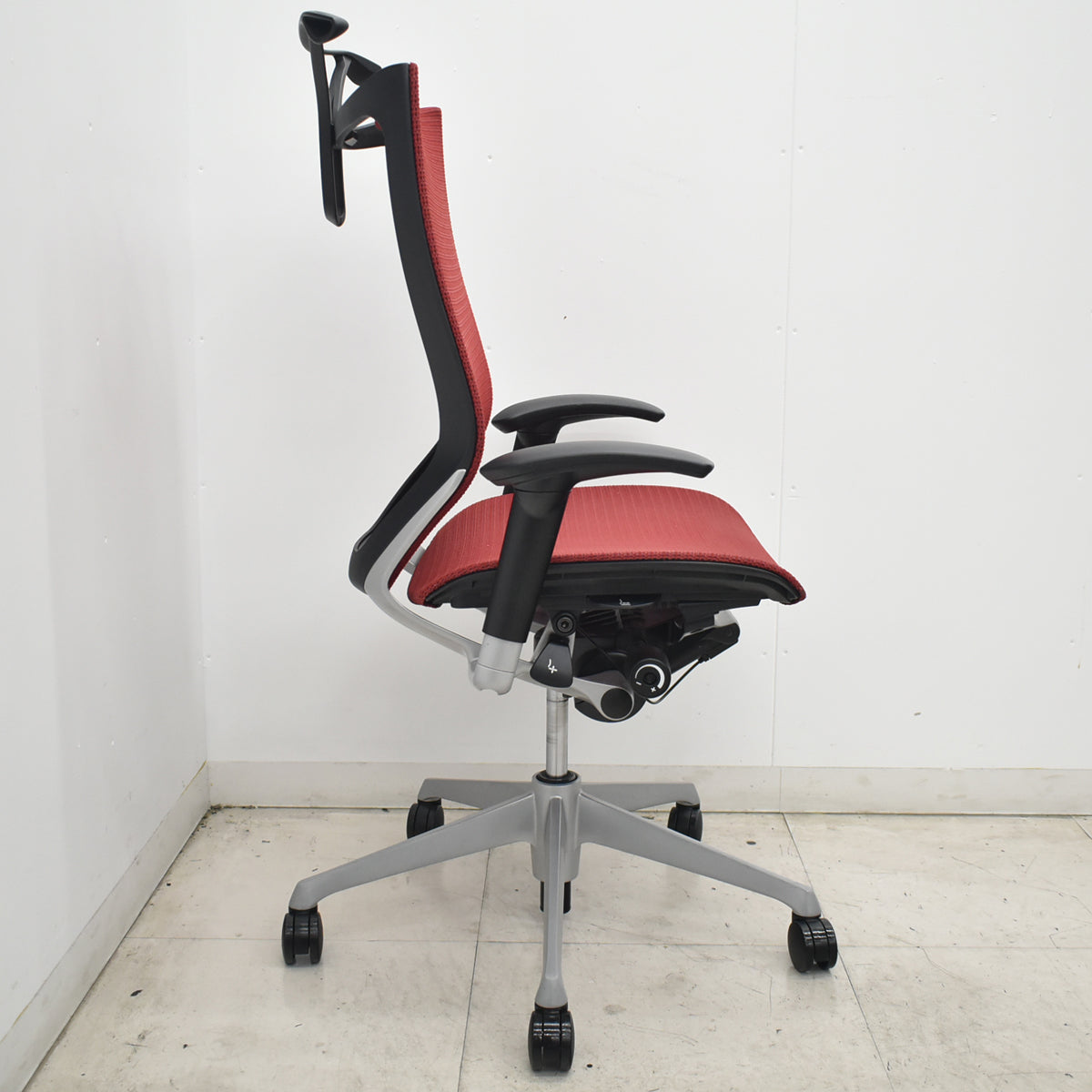 【中古】オカムラ　バロン　ハイバック　可動肘　ハンガー　シルバー脚　レッド 　2026072206【中古オフィス家具】