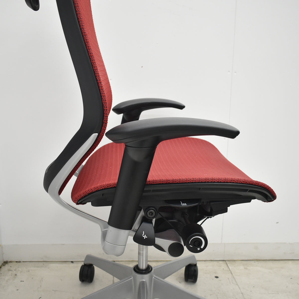 【中古】オカムラ　バロン　ハイバック　可動肘　ハンガー　シルバー脚　レッド 　2026072206【中古オフィス家具】