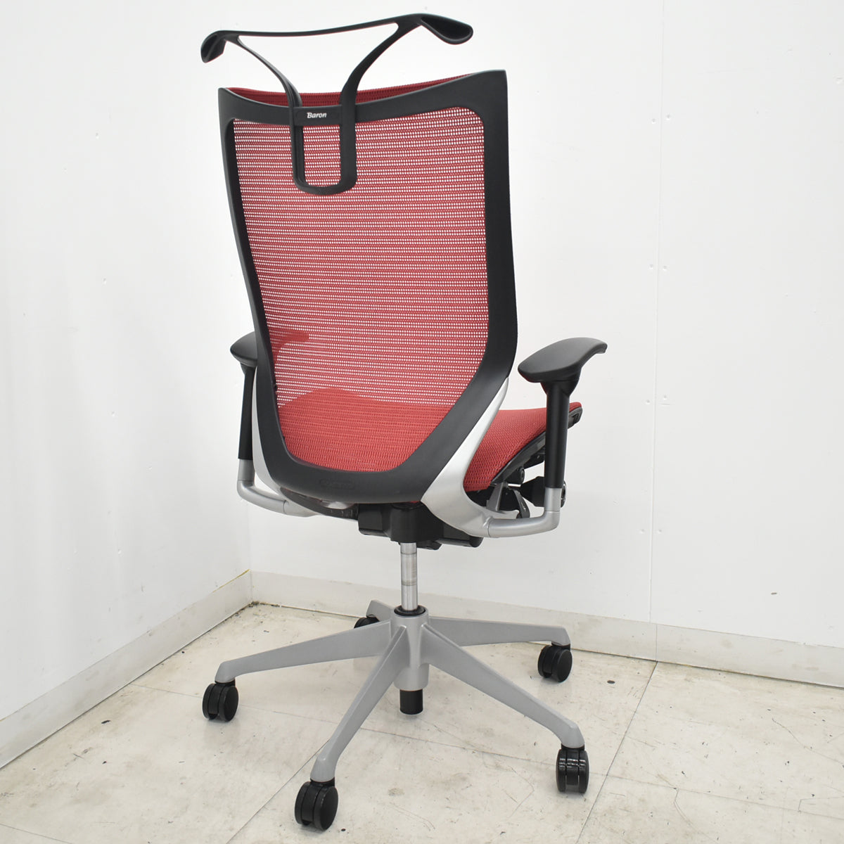 【中古】オカムラ　バロン　ハイバック　可動肘　ハンガー　シルバー脚　レッド 　2026072206【中古オフィス家具】