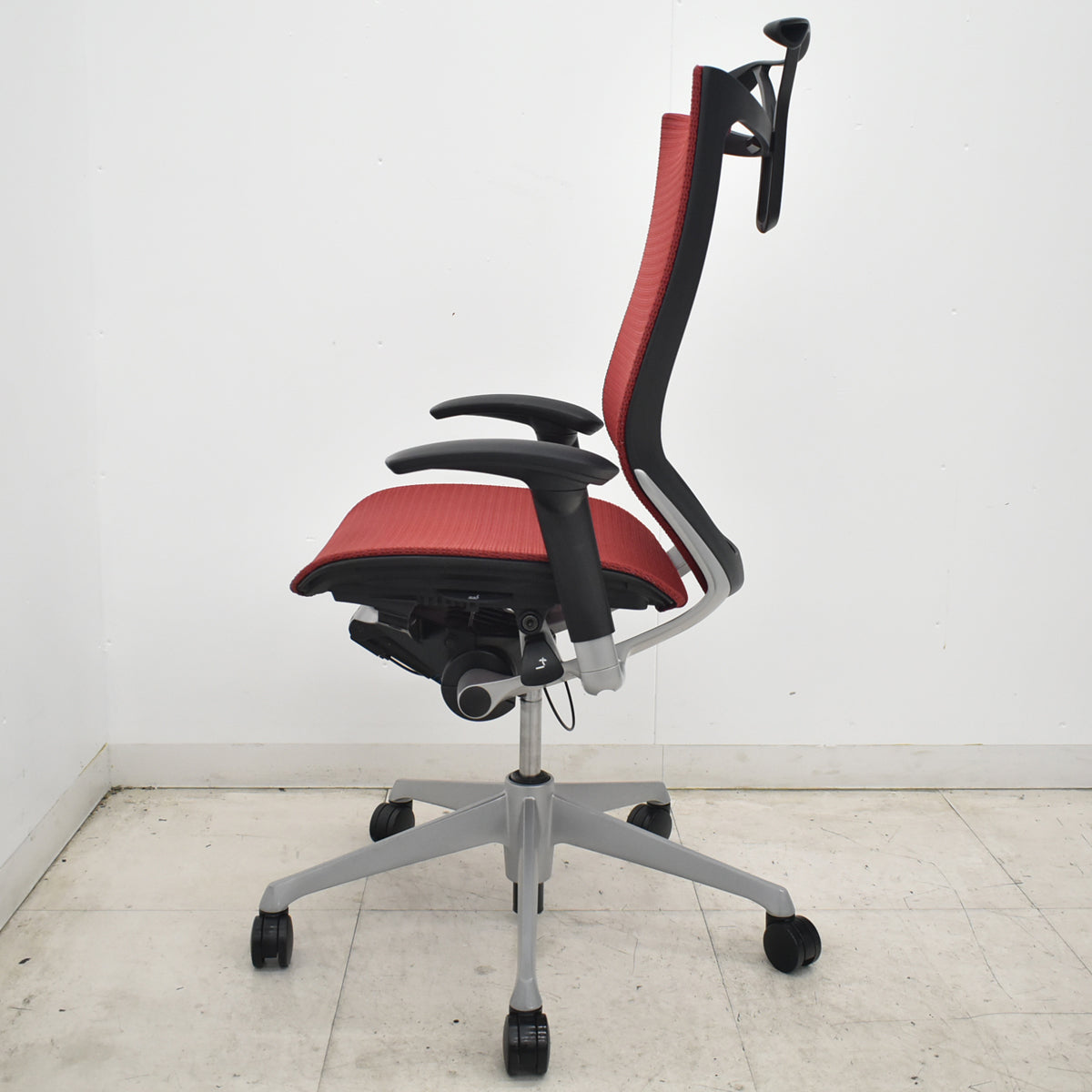 【中古】[難有]オカムラ　バロン　ハイバック　可動肘　ハンガー　シルバー脚　レッド 　2026072207【中古オフィス家具】