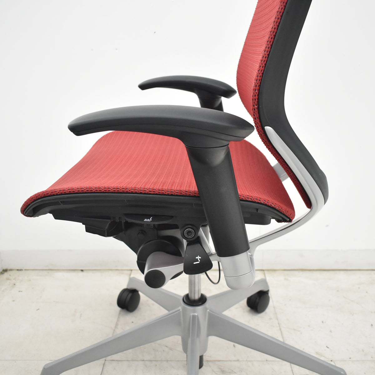 【中古】[難有]オカムラ　バロン　ハイバック　可動肘　ハンガー　シルバー脚　レッド 　2026072207【中古オフィス家具】