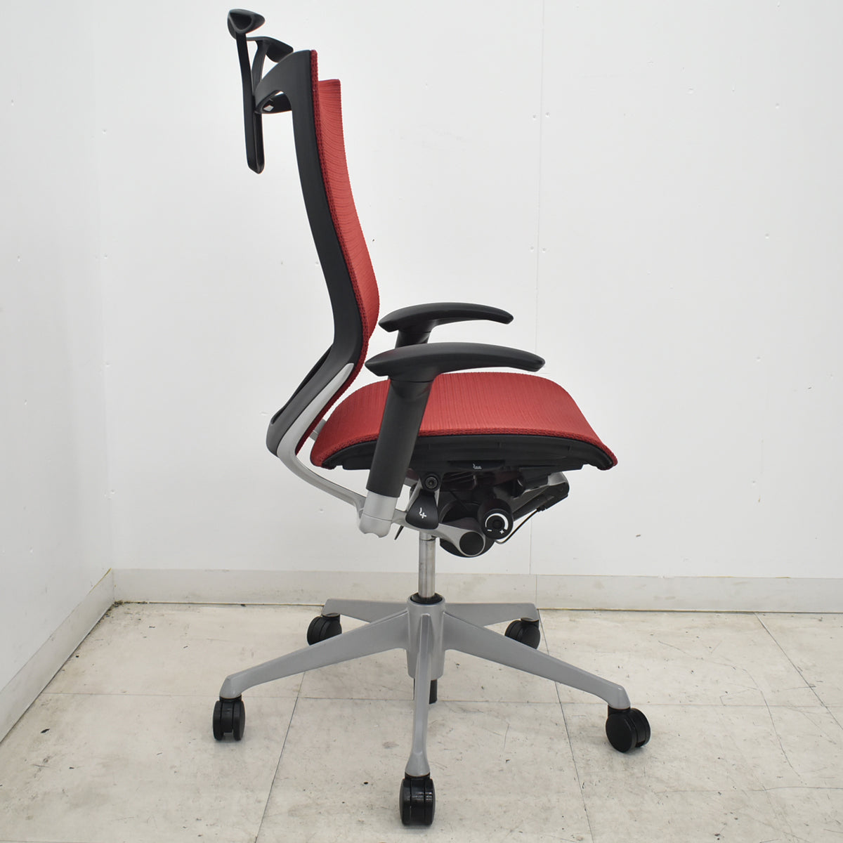 【中古】[難有]オカムラ　バロン　ハイバック　可動肘　ハンガー　シルバー脚　レッド 　2026072207【中古オフィス家具】