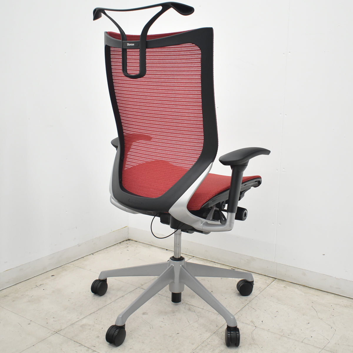 【中古】[難有]オカムラ　バロン　ハイバック　可動肘　ハンガー　シルバー脚　レッド 　2026072207【中古オフィス家具】