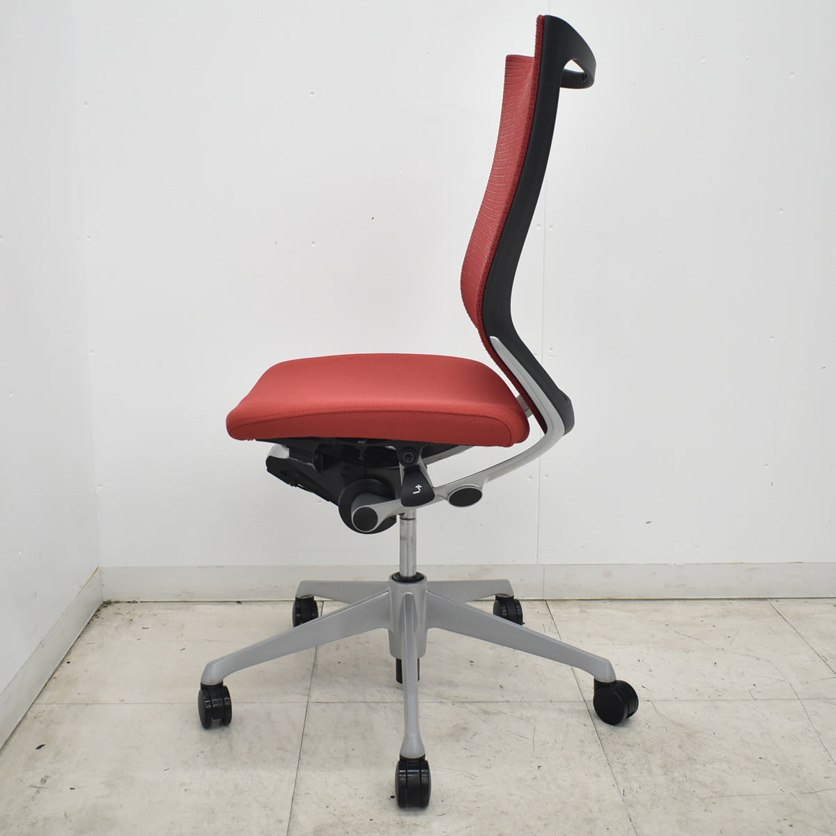【中古】[難有]オカムラ　バロン　ハイバック　肘なし　レッド　2026072208【中古オフィス家具】