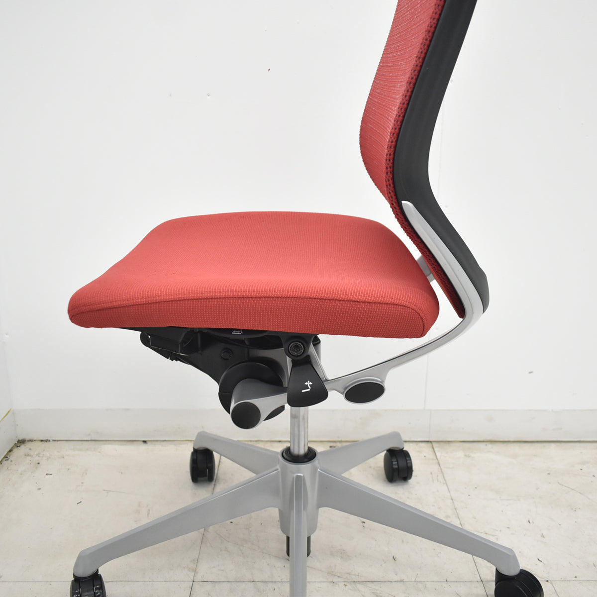 【中古】[難有]オカムラ　バロン　ハイバック　肘なし　レッド　2026072208【中古オフィス家具】