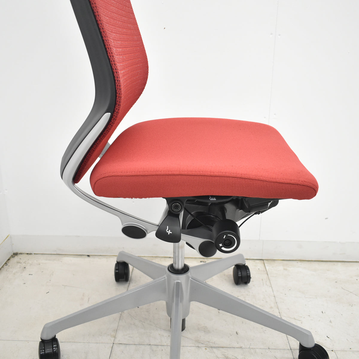 【中古】[難有]オカムラ　バロン　ハイバック　肘なし　レッド　2026072208【中古オフィス家具】