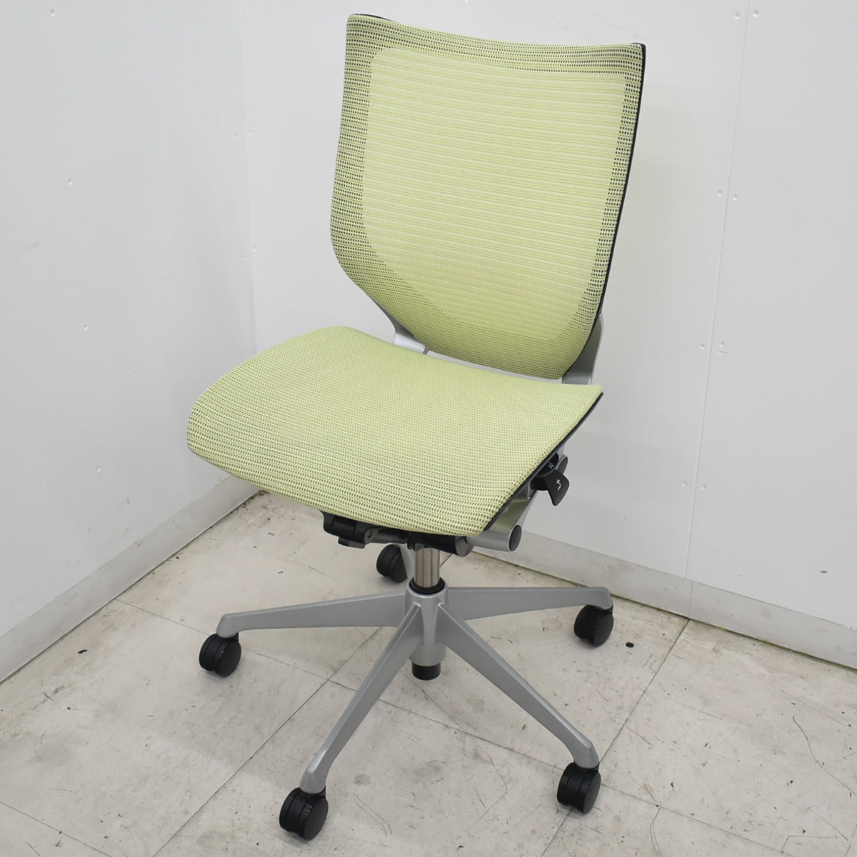 【中古】オカムラ　バロン　ローバック　肘なし　ピスタチオグリーン　2026072209【中古オフィス家具】