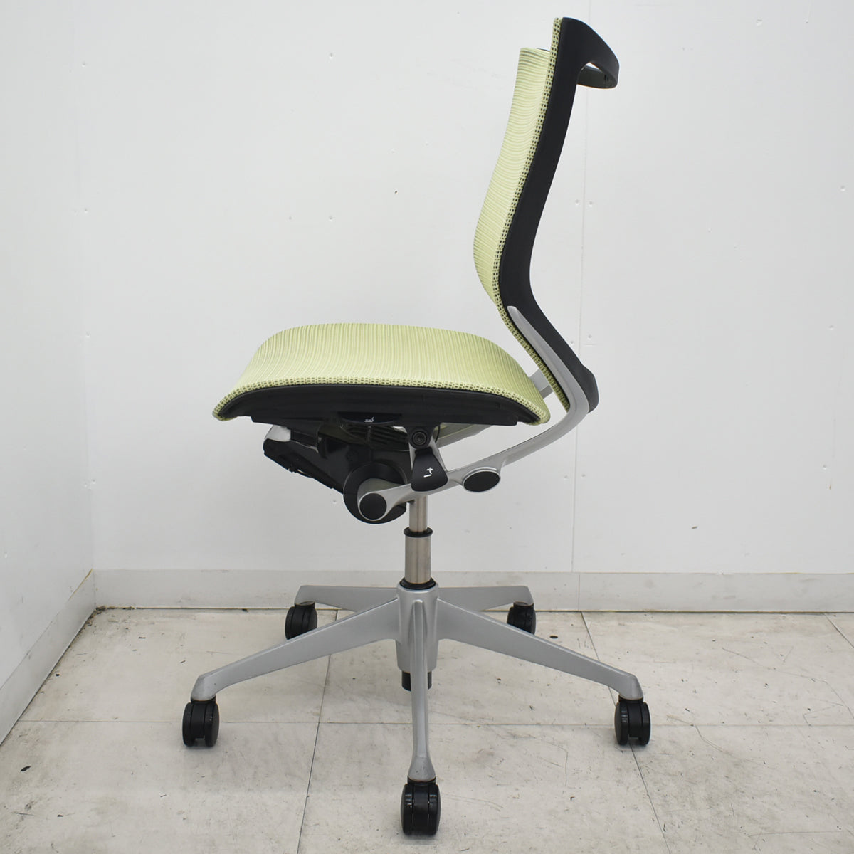 【中古】オカムラ　バロン　ローバック　肘なし　ピスタチオグリーン　2026072209【中古オフィス家具】