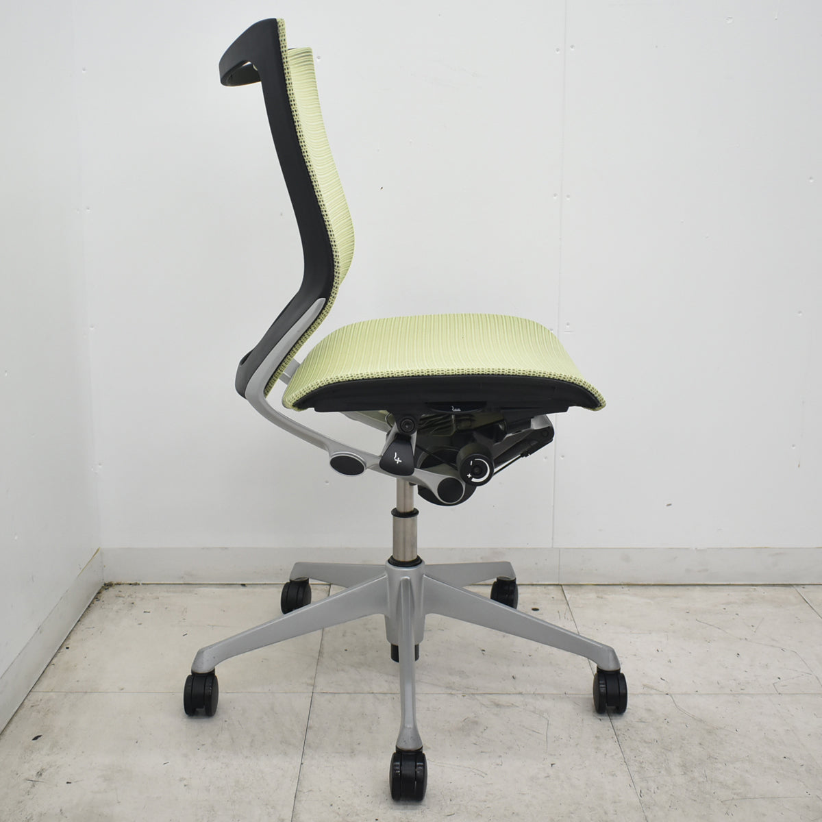 【中古】オカムラ　バロン　ローバック　肘なし　ピスタチオグリーン　2026072209【中古オフィス家具】