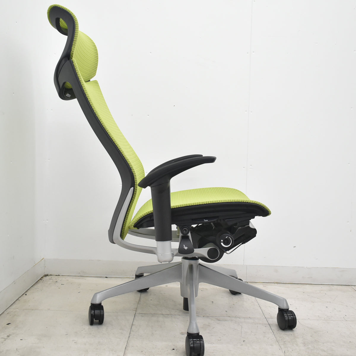 【中古】オカムラ　バロン　エクストラハイバック　可動肘　固定ヘッドレスト　シルバー脚　ライムグリーン　2026072210【中古オフィス家具】