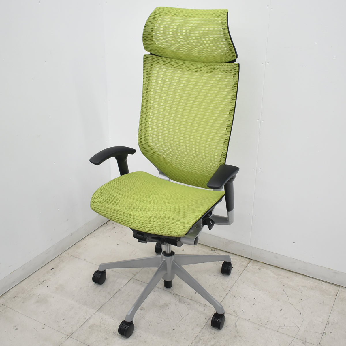 【中古】オカムラ　バロン　エクストラハイバック　可動肘　固定ヘッドレスト　シルバー脚　ライムグリーン　2026072210【中古オフィス家具】
