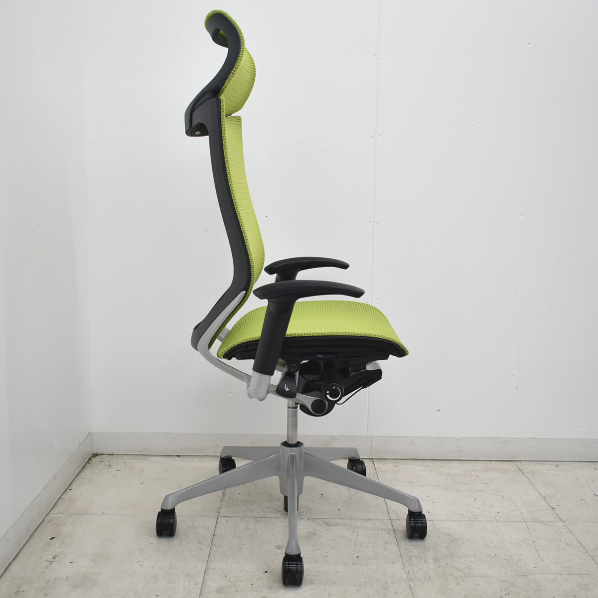 【中古】オカムラ　バロン　エクストラハイバック　可動肘　固定ヘッドレスト　シルバー脚　ライムグリーン　2026072210【中古オフィス家具】