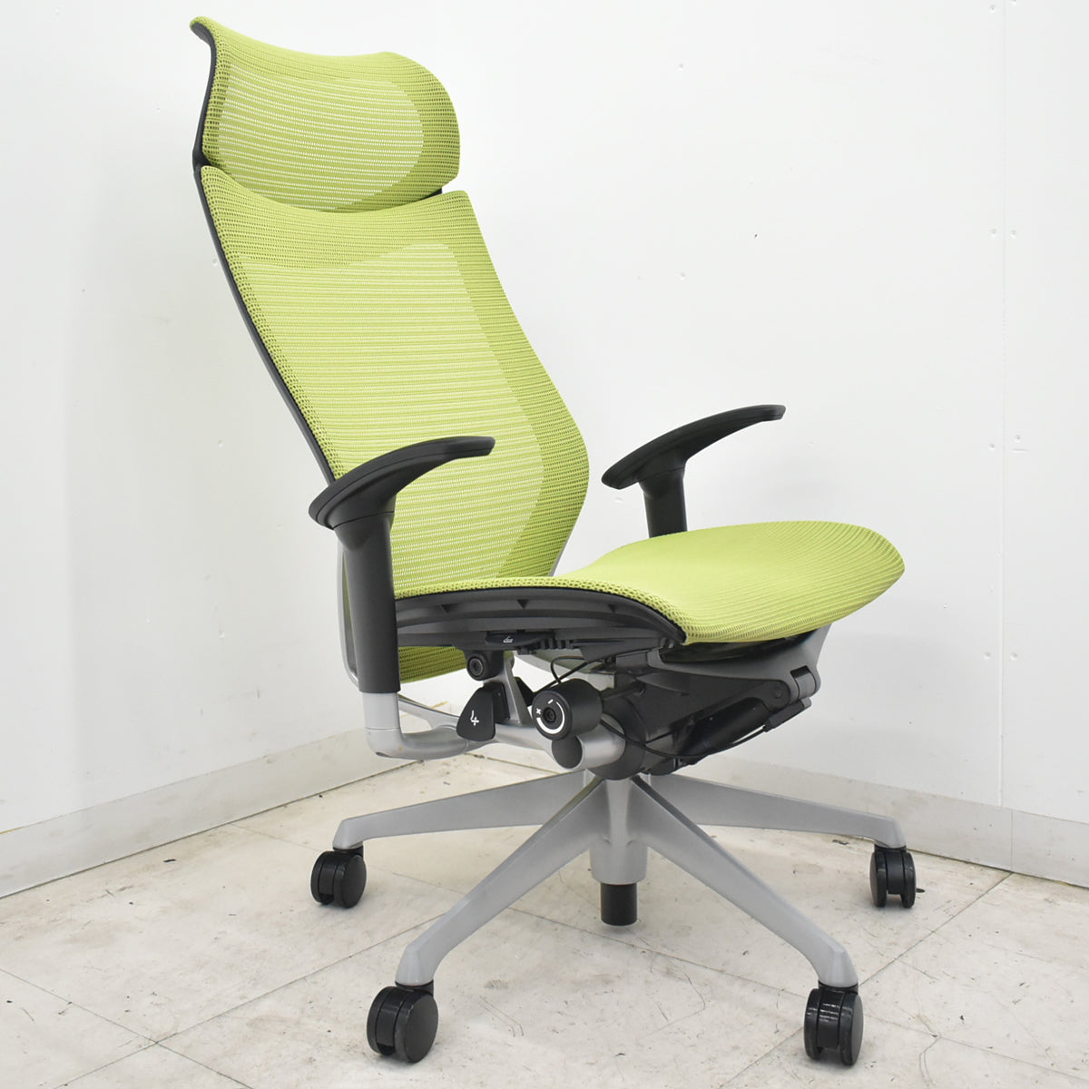 【中古】オカムラ　バロン　エクストラハイバック　可動肘　固定ヘッドレスト　シルバー脚　ライムグリーン　2026072210【中古オフィス家具】