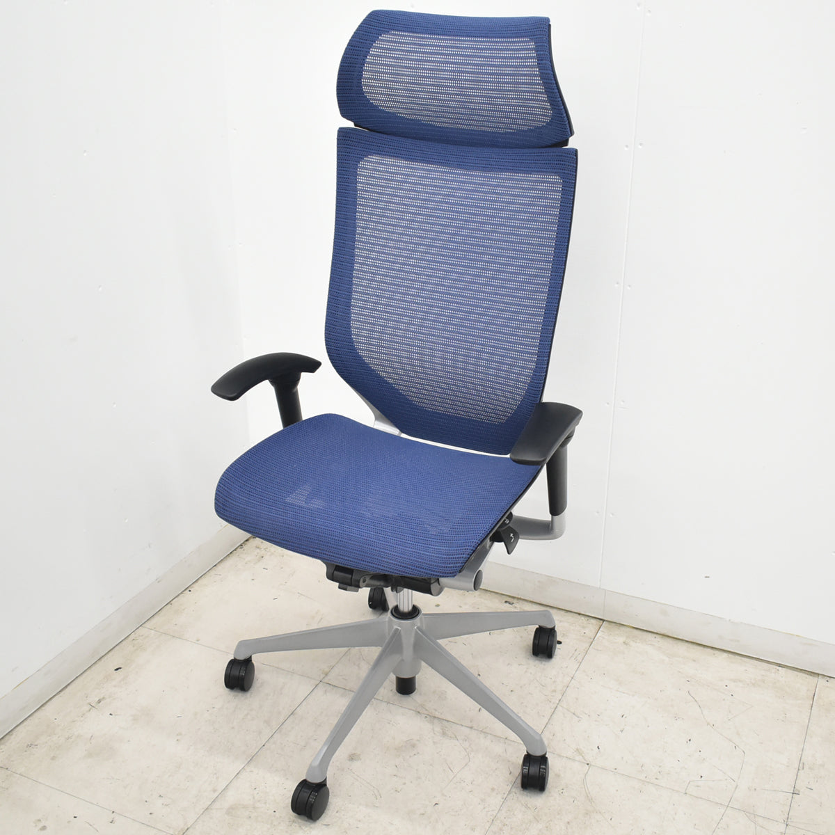 【中古】オカムラ　バロン　エクストラハイバック　可動肘　固定ヘッドレスト　シルバー脚　ミディアムブルー　2026072301【中古オフィス家具】