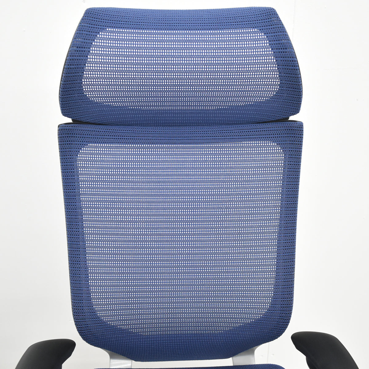 【中古】オカムラ　バロン　エクストラハイバック　可動肘　固定ヘッドレスト　シルバー脚　ミディアムブルー　2026072301【中古オフィス家具】