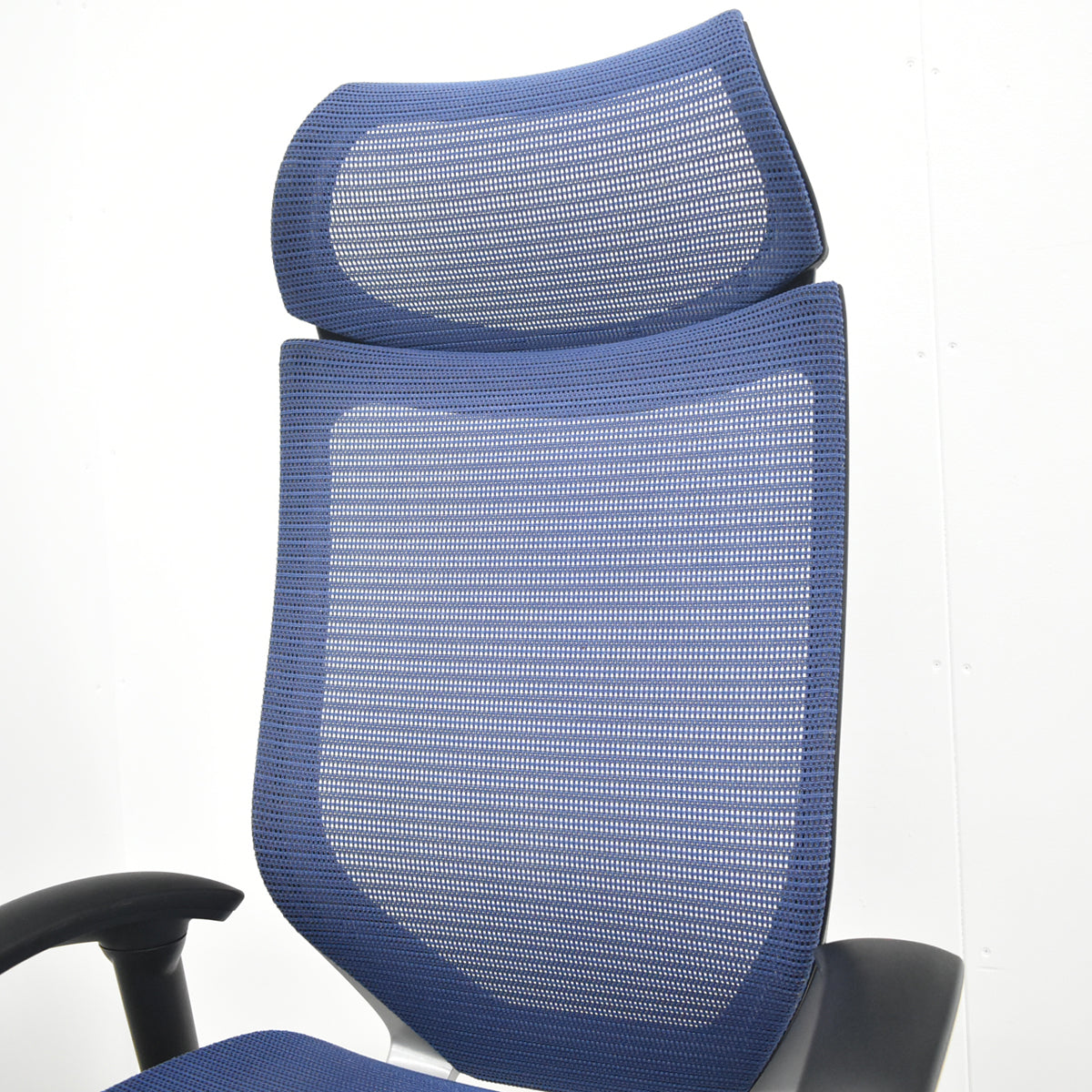 【中古】オカムラ　バロン　エクストラハイバック　可動肘　固定ヘッドレスト　シルバー脚　ミディアムブルー　2026072301【中古オフィス家具】