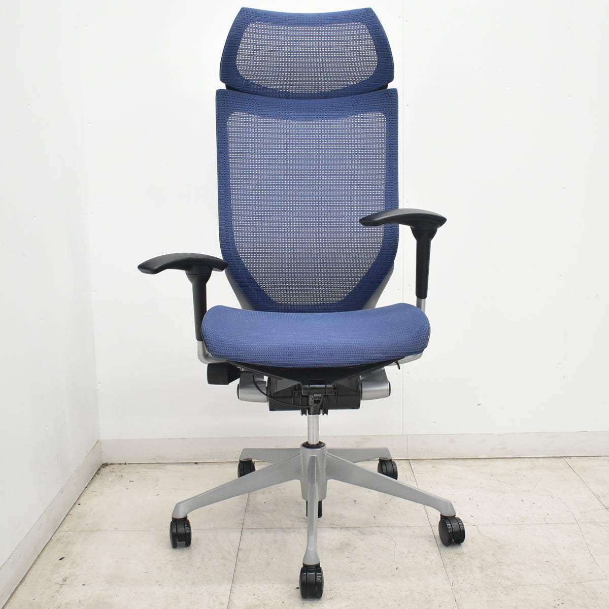 【中古】オカムラ　バロン　エクストラハイバック　可動肘　固定ヘッドレスト　シルバー脚　ミディアムブルー　2026072301【中古オフィス家具】