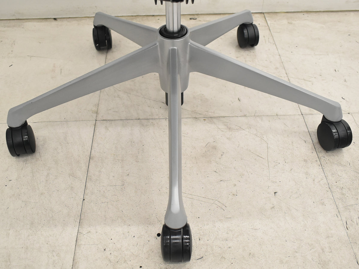 【中古】オカムラ　バロン　エクストラハイバック　可動肘　固定ヘッドレスト　シルバー脚　ミディアムブルー　2026072301【中古オフィス家具】