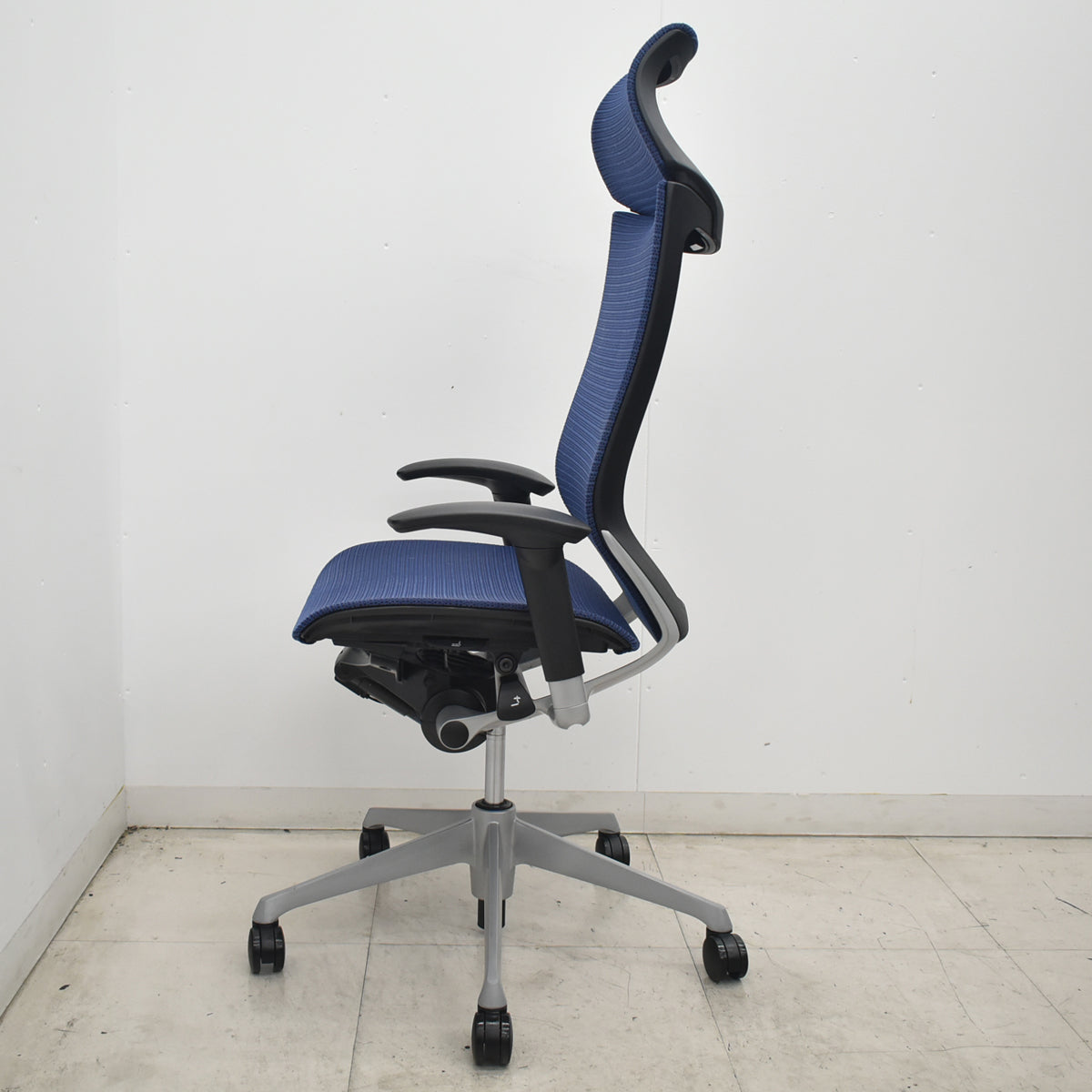 【中古】オカムラ　バロン　エクストラハイバック　可動肘　固定ヘッドレスト　シルバー脚　ミディアムブルー　2026072301【中古オフィス家具】