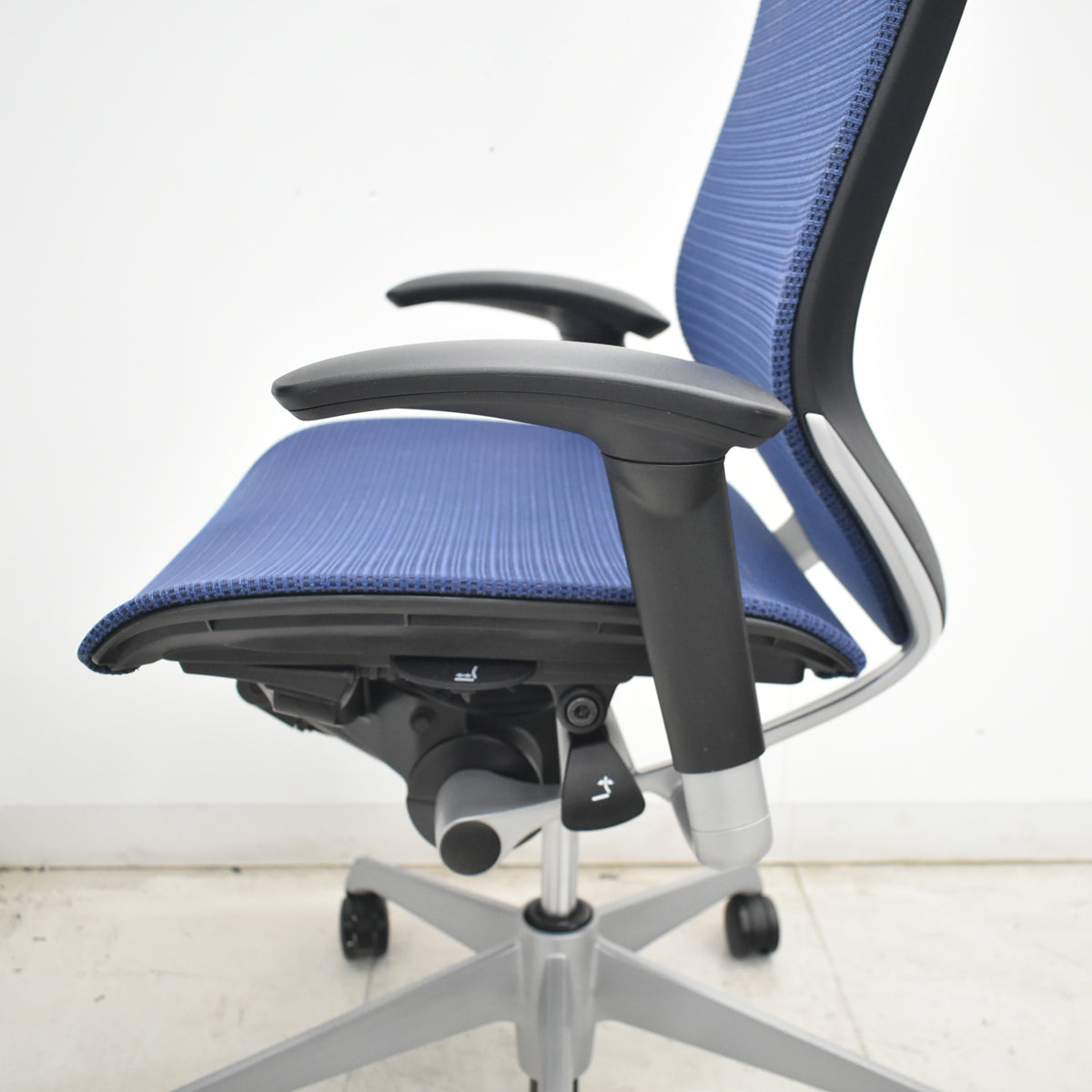 【中古】オカムラ　バロン　エクストラハイバック　可動肘　固定ヘッドレスト　シルバー脚　ミディアムブルー　2026072301【中古オフィス家具】