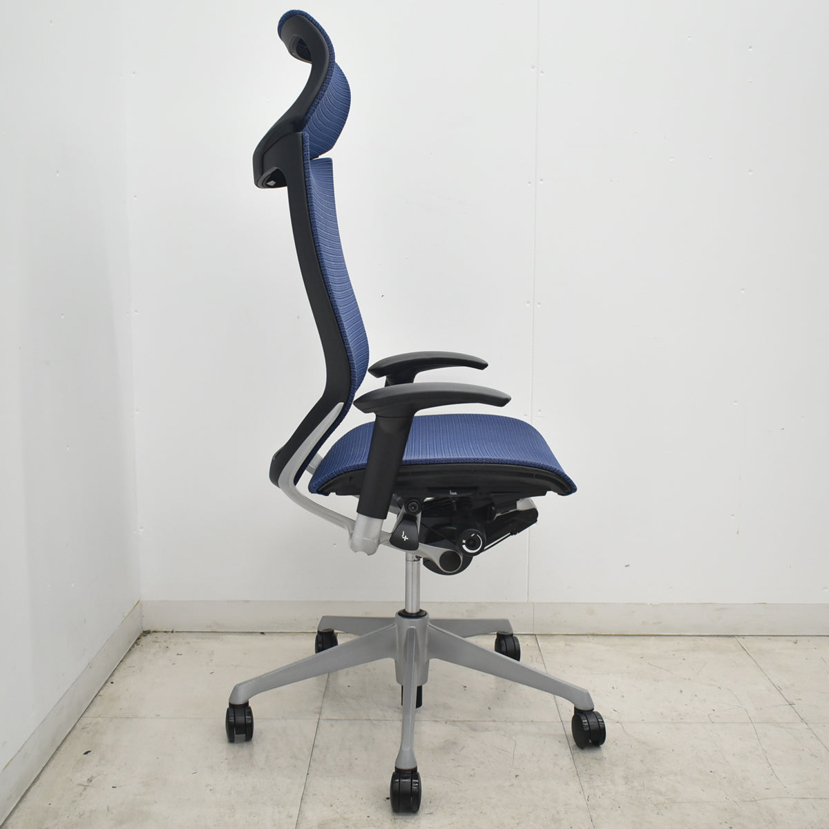 【中古】オカムラ　バロン　エクストラハイバック　可動肘　固定ヘッドレスト　シルバー脚　ミディアムブルー　2026072301【中古オフィス家具】