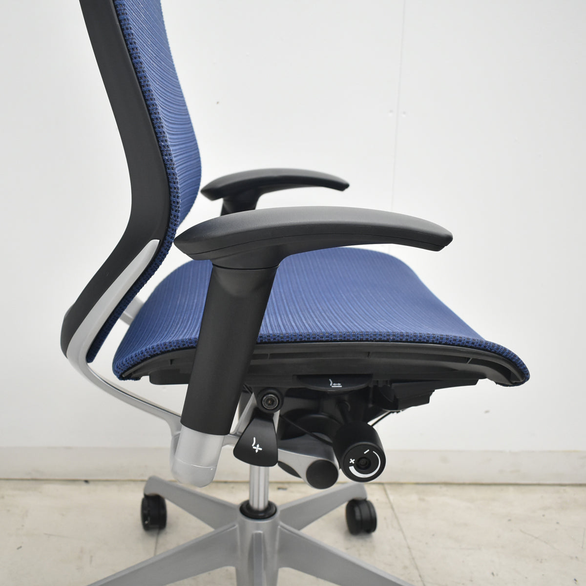 【中古】オカムラ　バロン　エクストラハイバック　可動肘　固定ヘッドレスト　シルバー脚　ミディアムブルー　2026072301【中古オフィス家具】