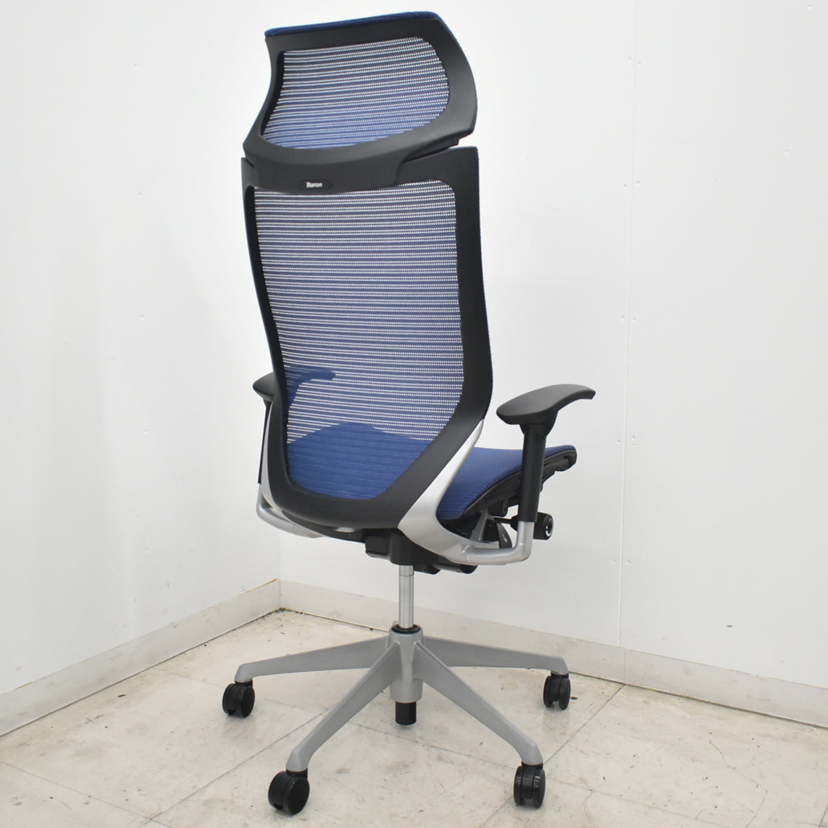 【中古】オカムラ　バロン　エクストラハイバック　可動肘　固定ヘッドレスト　シルバー脚　ミディアムブルー　2026072301【中古オフィス家具】