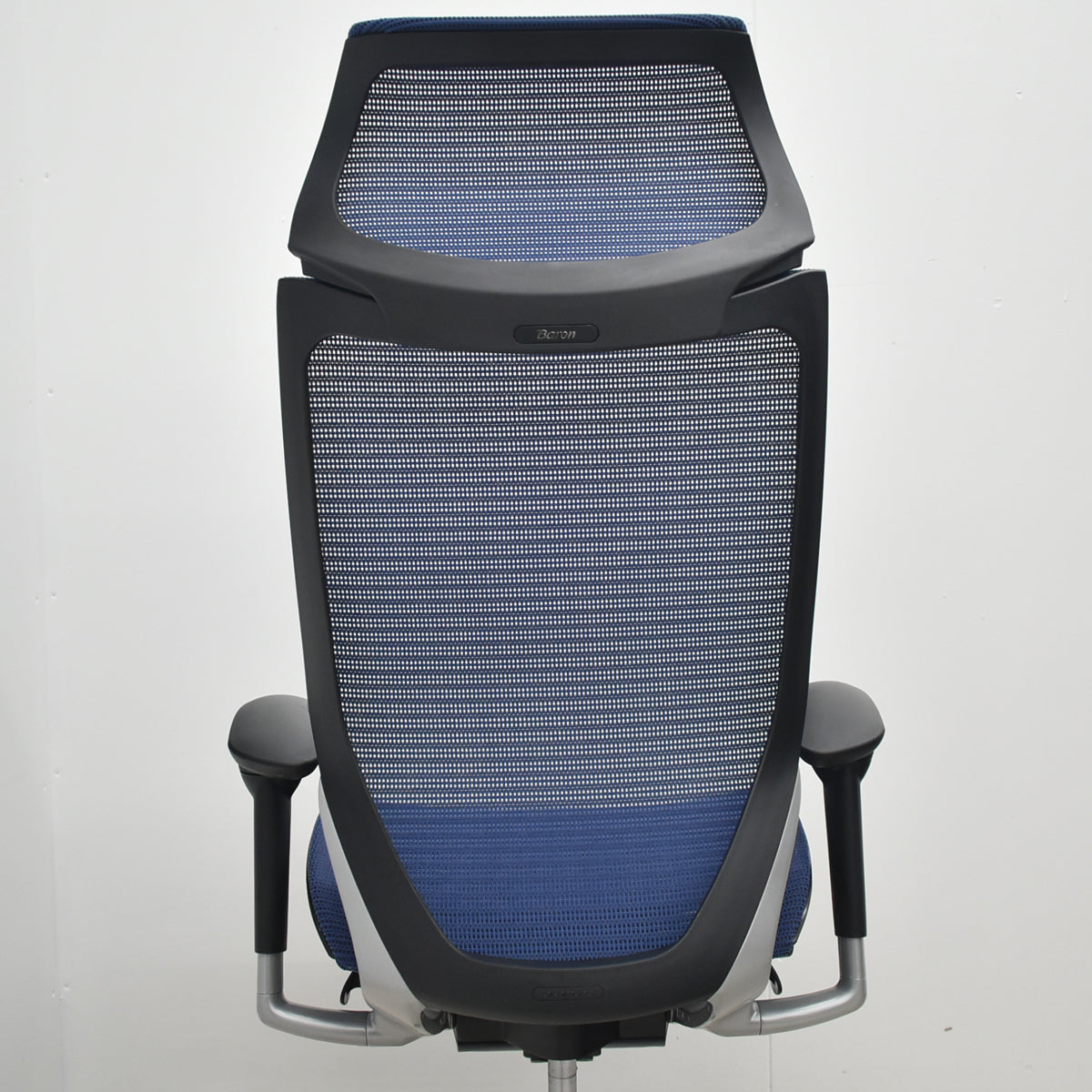 【中古】オカムラ　バロン　エクストラハイバック　可動肘　固定ヘッドレスト　シルバー脚　ミディアムブルー　2026072301【中古オフィス家具】