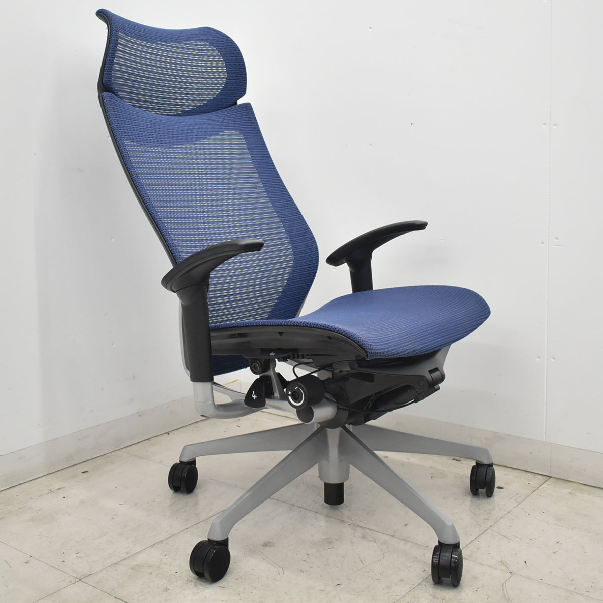 【中古】オカムラ　バロン　エクストラハイバック　可動肘　固定ヘッドレスト　シルバー脚　ミディアムブルー　2026072301【中古オフィス家具】