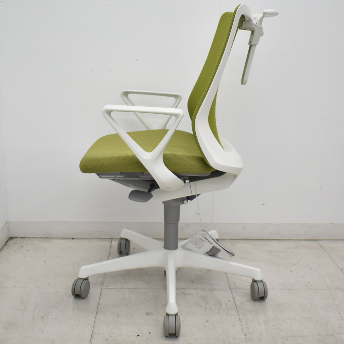 【中古】オカムラ　フルーエントチェア　ローバック　固定肘　ハンガー　2020年製　グリーン　2026072707【中古オフィス家具】