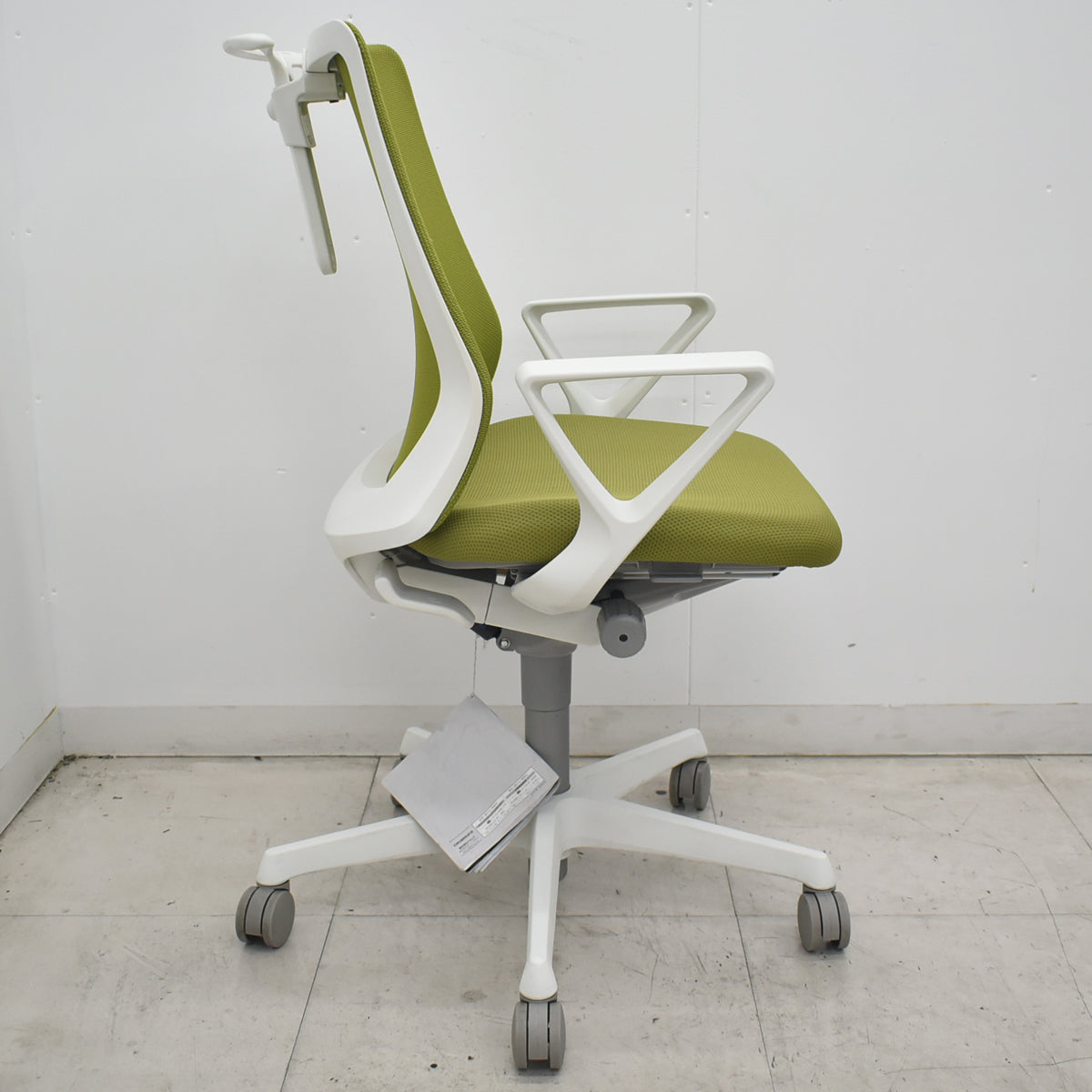 【中古】オカムラ　フルーエントチェア　ローバック　固定肘　ハンガー　2020年製　グリーン　2026072707【中古オフィス家具】