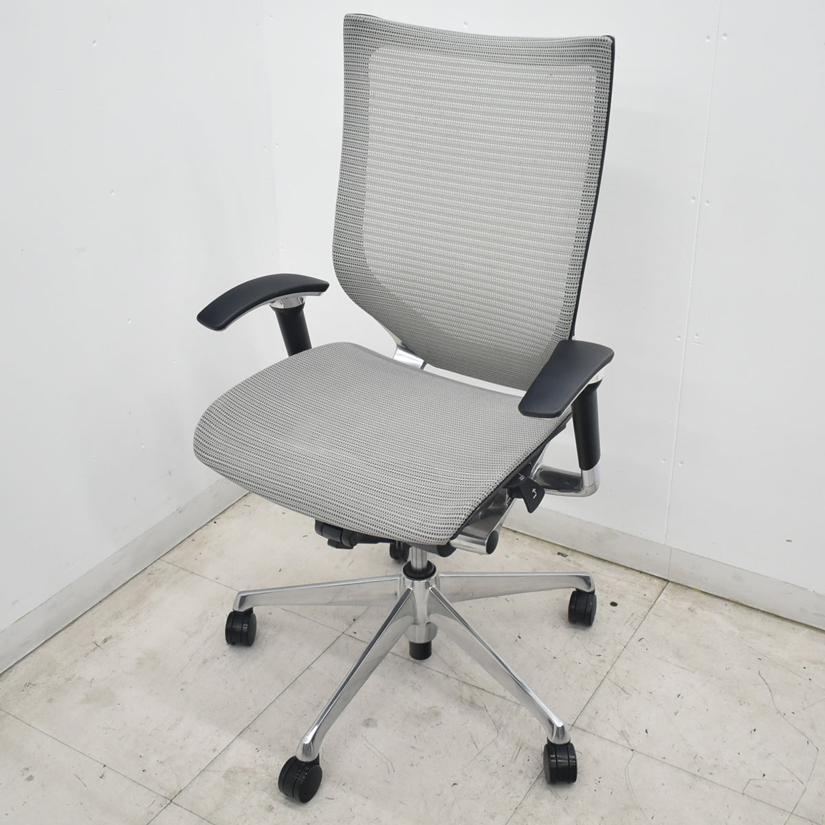 【中古】オカムラ　バロン　可動肘　ハイバック　ポリッシュ　ライトグレー　2026072708【中古オフィス家具】