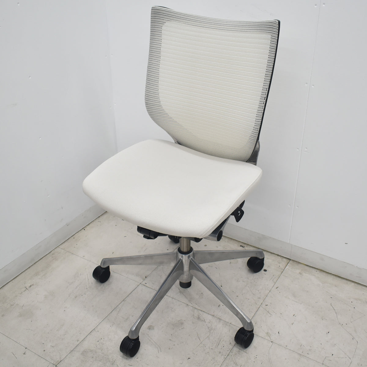 【中古】オカムラ　バロン　ローバック　ポリッシュ脚　肘なし　ホワイト　2026072802【中古オフィス家具】